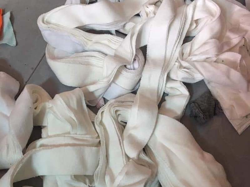 Vải vụn cotton được cắt nhỏ và tái chế thành sợi bông để cung cấp cho ngành dệt may